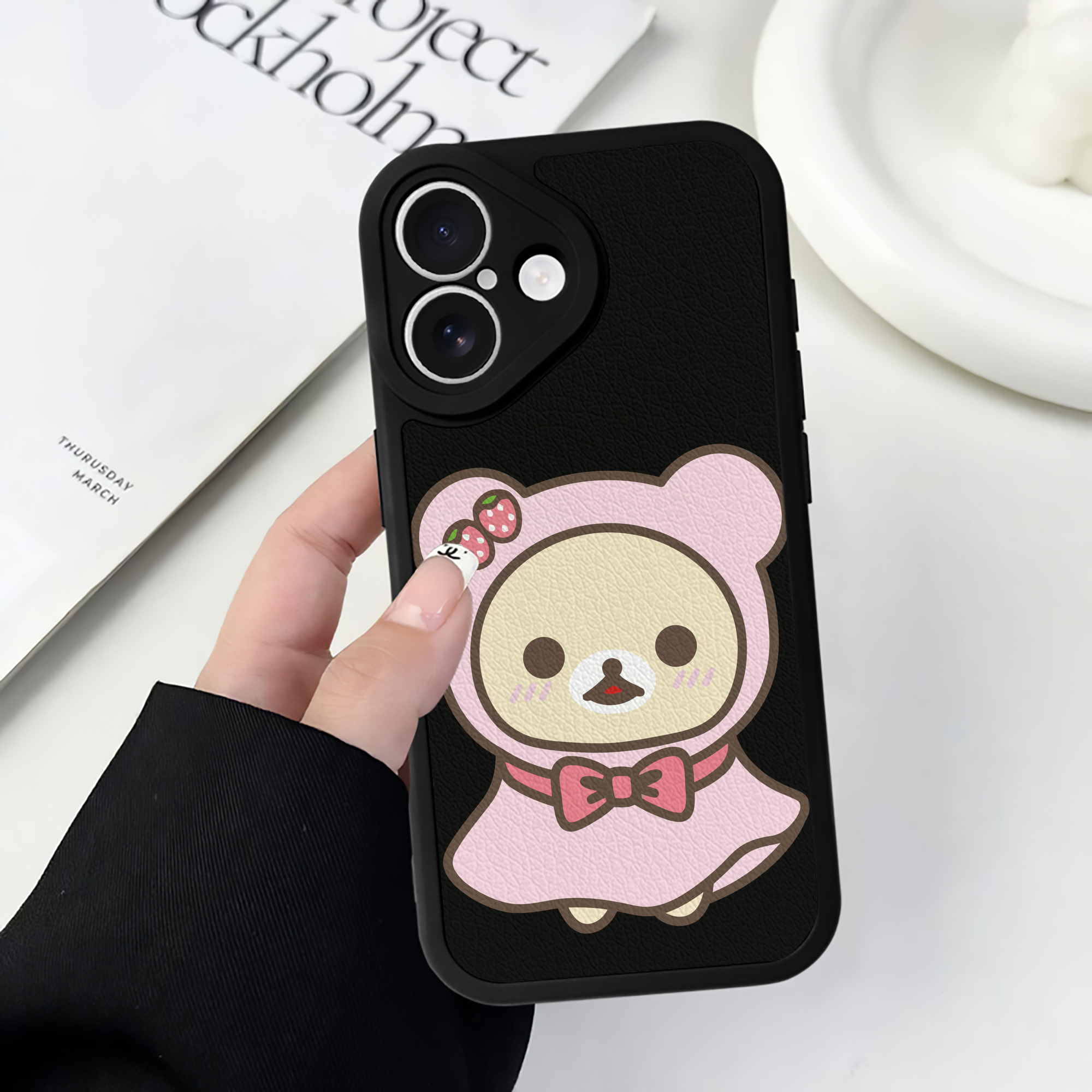 （画像用） リラックマ リラックマ キイロイトリ Rilakkuma Korilakkuma Kiiroitori 【iPhone 16シリーズ対応】シリコンスマホケース（レザー調） 材質：シリコン